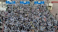 Kepadatan terjadi di sejumlah ruas jalan sekitar Mina saat jemaah bergerak secara bertahap usai menyelesaikan ibadah. ANTARA FOTO/Citro Atmoko