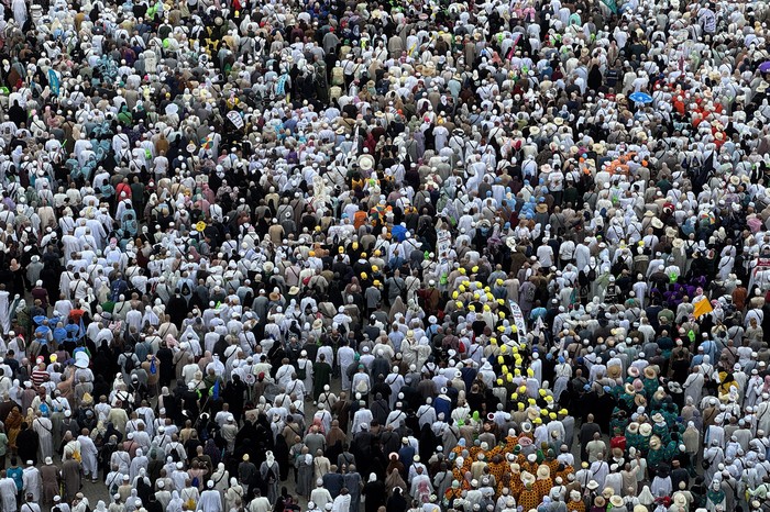 Ribuan jamaah haji dari berbagai negara berjalan pulang seusai melempar jumrah di Mina, Makkah, Arab Saudi, Rabu (28/5/2026) waktu setempat. Jamaah haji melempar jumrah dengan dua pilihan yakni Nafar Awal (11-12 Zulhijah) atau Nafar Tsani (11-13 Zulhijah). ANTARA FOTO/Citro Atmoko/sgd