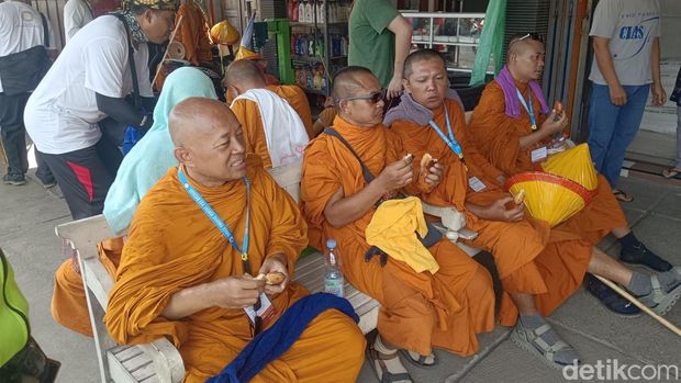 Rombongan biksu thudong dari Jepara menikmati apem dari warga, Jumat (29/5/2026). Rombongan biksu thudong dari Jepara menikmati apem dari warga, Jumat (29/5/2026).