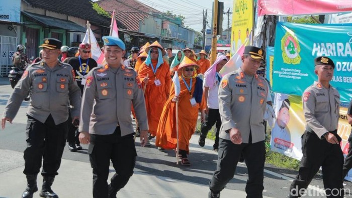 Rombongan biksu thudong dikawal polisi saat melintas di Klaten, Jumat (29/5/2026.