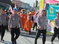 Sampai Klaten, 14 Biksu Thudong dari Jepara Disambut Apem dari Warga
