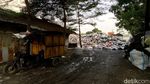 Ngeri! Gunungan Sampah di Pasar Ciwastra Bandung