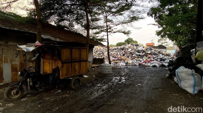 Sampah di Pasar Ciwastra Bandung.