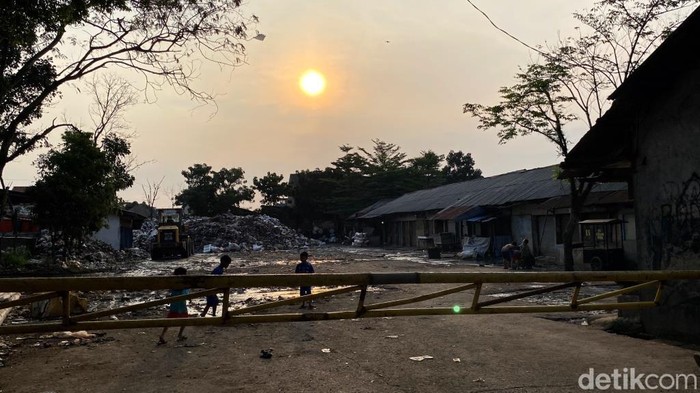 Sampah di Pasar Ciwastra Bandung.