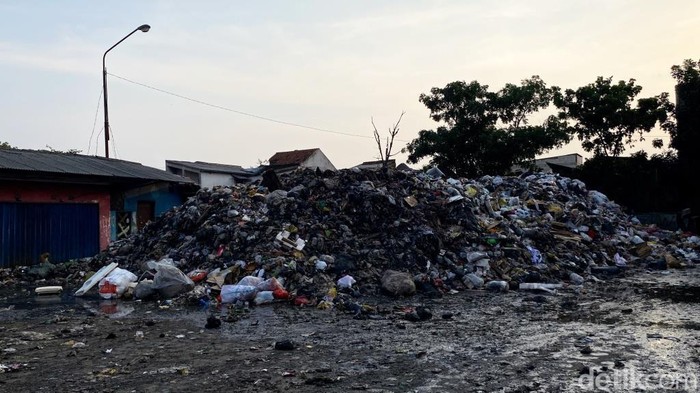 Sampah di Pasar Ciwastra Bandung.