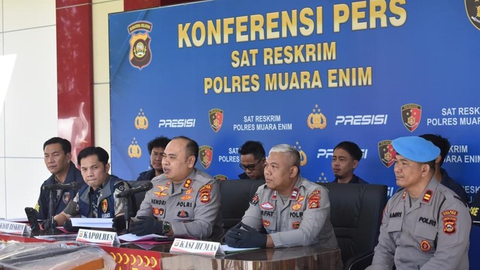 Satreskrim Polres Muara Enim Polda Sumsel mengungkap kasus penemuan mayat perempuan dengan kondisi luka bakar di aliran Sungai Enim 3.