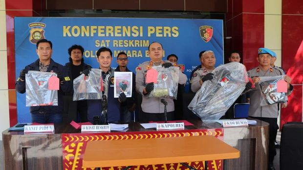Satreskrim Polres Muara Enim Polda Sumsel mengungkap kasus penemuan mayat perempuan dengan kondisi luka bakar di aliran Sungai Enim 3. Kurang dari 24 jam usai penemuan mayat, polisi menangkap M Ari Pratama (33), pelaku pembunuhan yang merupakan mantan kekasih korban