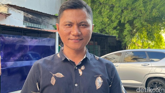 KBO Satresnarkoba Polrestabes Medan Iptu Darman Lumban Raja saat diwawancarai.