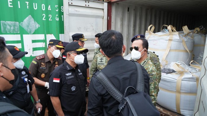 Satuan Tugas Penertiban Kawasan Hutan (Satgas PKH) memeriksa 25 kontainer berisi mineral logam tanah jarang (LTJ) atau rare earth di Batam, Kepulauan Riau. (Ondang/detikcom)