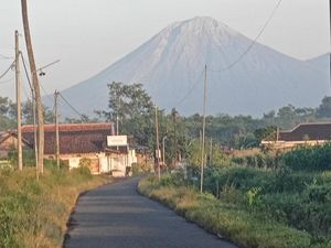 Gunung Semeru Erupsi 3 Kali Pagi Ini, Tinggi Letusan Capai 1.000 Meter