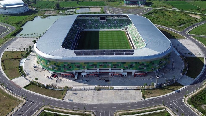 Pekerja merapikan rumput Stadion Utama Sumut di Kabupaten Deli Serdang, Sumatera Utara, Kamis (28/5/2026). Stadion Utama Sumatera Utara telah rampung dan siap digunakan sebagai salah satu stadion untuk perhelatan Piala AFF U-19 pada awal Juni 2026.ANTARA FOTO/Yudi Manar/kye