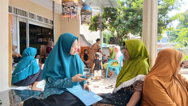 Berawal dari keresahan pribadinya dan ibu mertua, Farhana (30) memanfaatkan Google Form dan WhatsApp untuk mengatasi stunting dan tuberkulosis di desanya.