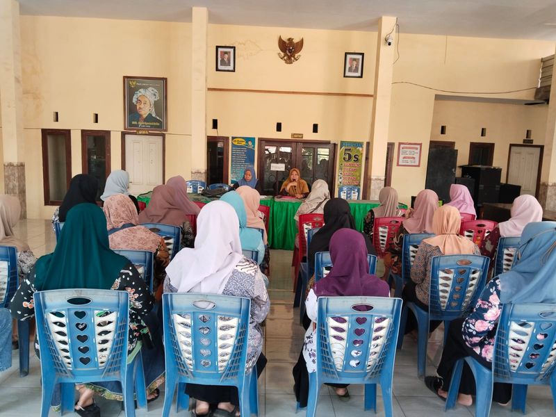 Berawal dari keresahan pribadinya dan ibu mertua, Farhana (30) memanfaatkan Google Form dan WhatsApp untuk mengatasi stunting dan tuberkulosis di desanya.