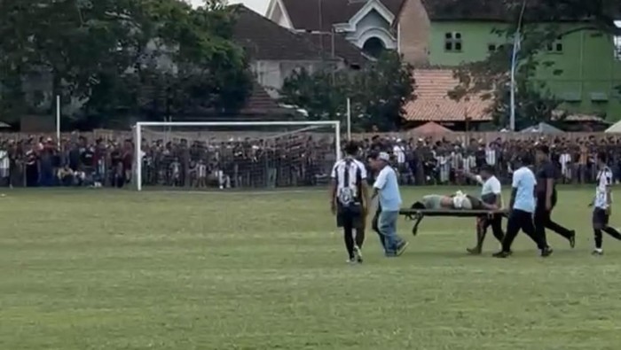 Tangkapan layar aksi pengeroyokan antar suporter pada semi final piala PSSI Banyuwangi