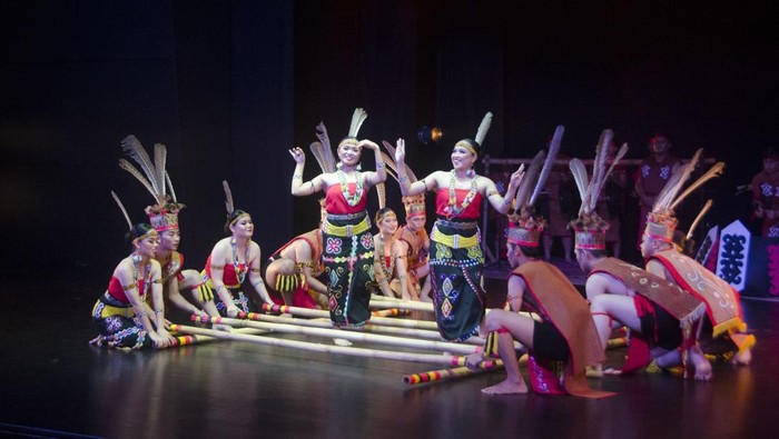 Tari lalatip atau magunatip dari Dayak Murut.