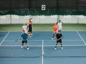 Menjajal Peralatan Tempur Tenis