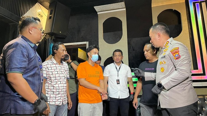 Petugas kepolisian saat penyidikan di THM Phantom