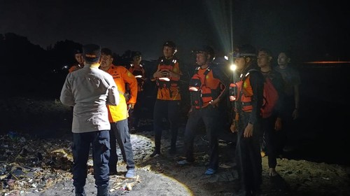 Tim SAR gabungan mencari dua bocah hanyut akibat diterjang ombak di Pantai Ampenan, Mataram, Jumat (29/5/2026). (Foto: Dok Polresta Mataram)