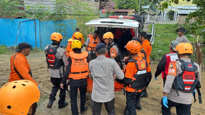 Tim SAR gabungan saat mengevakuasi 1 korban terseret arus di Sungai Walanae, Wajo.