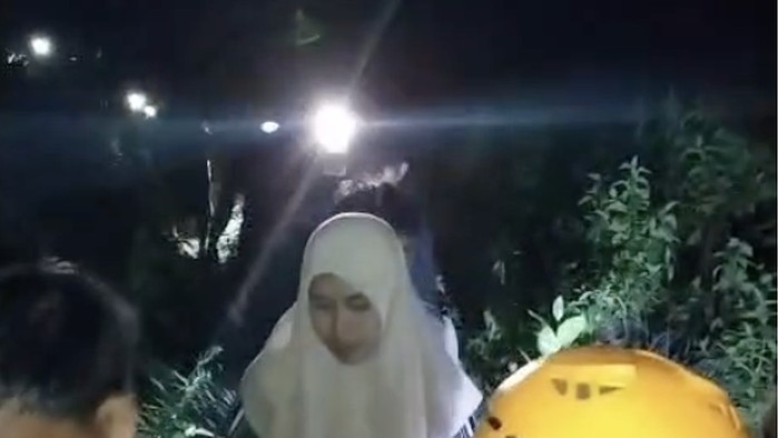 Tim SAR mengevakuasi 28 wisatawan yang terjebak air bah saat Sungai Usa Bone meluap. Dokumen Istimewa