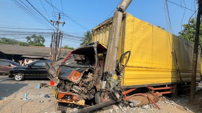 Truk ringsek setelah menabrak tiang listrik dan motor. (Dok. Istimewa)