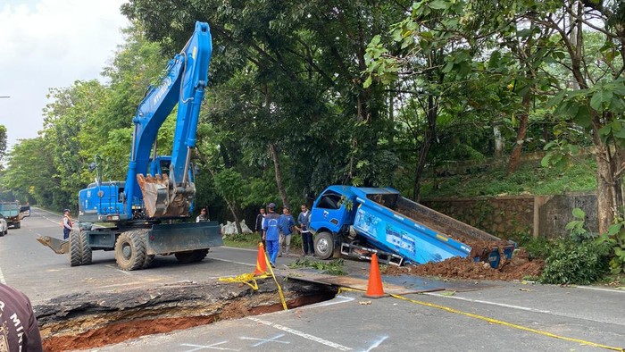 Salah satu titik di Jalan Raya Lenteng Agung, Jagakarsa, Jakarta Selatan (Jaksel), arah Depok, amblas. Truk Dinas SDA Jaksel yang tengah membawa sisa puing untuk penanganan jalan amblas ikut terperosok, Jumat (29/5/2026).