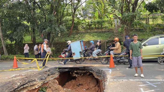 Salah satu titik di Jalan Raya Lenteng Agung, Jagakarsa, Jakarta Selatan (Jaksel), arah Depok, amblas. Truk Dinas SDA Jaksel yang tengah membawa sisa puing untuk penanganan jalan amblas ikut terperosok, Jumat (29/5/2026).