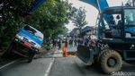 Truk Terperosok di Tepian Jalan Amblas Lenteng Agung