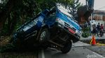 Truk Terperosok di Tepian Jalan Amblas Lenteng Agung