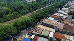 Truk Terperosok di Tepian Jalan Amblas Lenteng Agung