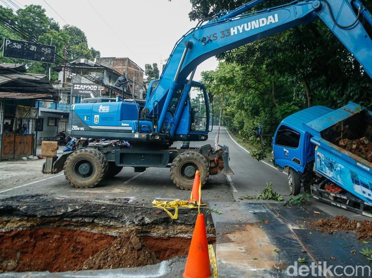Truk Terperosok di Tepian Jalan Amblas Lenteng Agung
