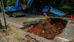 Truk Terperosok di Tepian Jalan Amblas Lenteng Agung