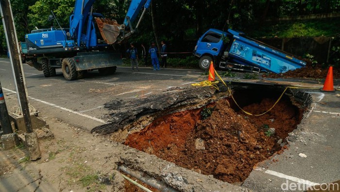 Sebuah truk Sudin SDA Jakarta terperosok di samping lubang besar di Jalan Lenteng Agung, Jakarta, Jumat (29/5/2026).