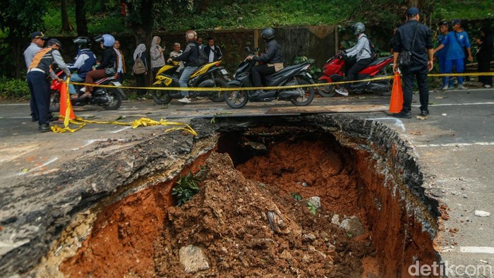 Sebuah truk Sudin SDA Jakarta terperosok di samping lubang besar di Jalan Lenteng Agung, Jakarta, Jumat (29/5/2026).