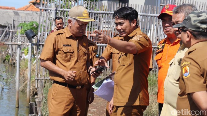 Wakil Bupati Cirebon,Agus Kurniawan Budiman saat tinjau banjir rob di Desa Ambulu.