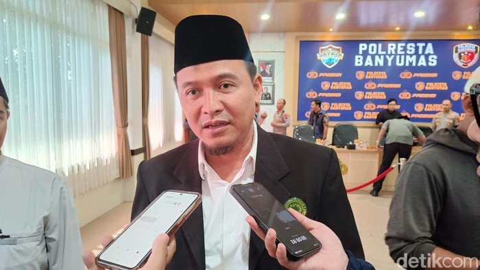 Wakil Ketua MUI Banyumas sekaligus Ketua Tim Tabayun, Mintaraga Eman Surya saat ditemui wartawan di Mapolresta Banyumas, Jumat (29/5/2026).