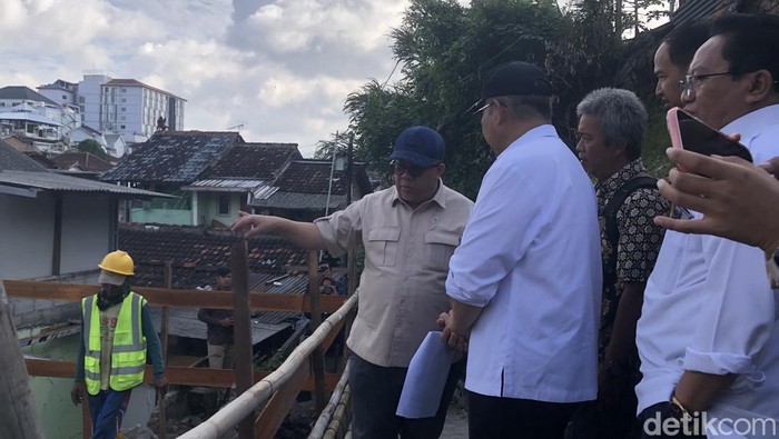 Wakil Menteri Perumahan dan Kawasan Permukiman Fahri Hamzah meninjau permukiman di bantaran sungai Code, Kotabaru, Gondokusuman, Kota Jogja, Jumat (29/5/2026).