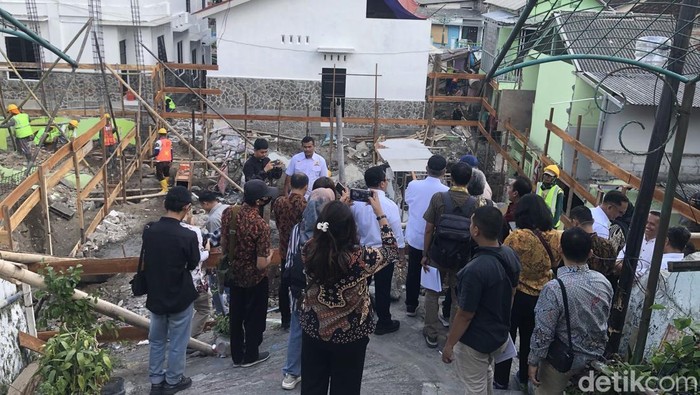 Wakil Menteri Perumahan dan Kawasan Permukiman, Fahri Hamzah, menyarankan kawasan permukiman bantaran sungai di Jogja untuk dibangun rumah panggung.