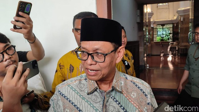 Wamen ESDM Yuliot Tanjung memberikan pernyataan kepada awak media di kantornya, Jakarta Pusat, Jumat (29/5/2026).
