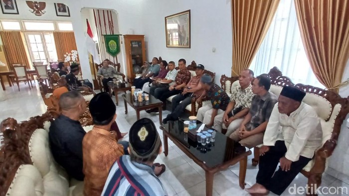 Warga Ngemplaksari, Srimulyo, Piyungan, Bantul ramai-ramai mendatangi rumah dinas Bupati Bantul terkait lahannya yang tiba-tiba masuk ke dalam zona kawasan industri Piyungan, Jumat (29/5/2026).