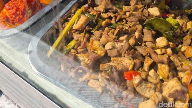 Beberapa menu yang dijual di warung Bude Sum di Kebon Jeruk, Jakarta Barat.