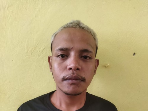 WN Timor Leste, DDS (24), ditangkap setelah membacok pacarnya dengan parang di Perumahan Puri Rahayu, Desa Noelbaki, Kecamatan Kupang Tengah, Kabupaten Kupang, NTT, Rabu (27/5/2026). (Dok. Polres Kupang)