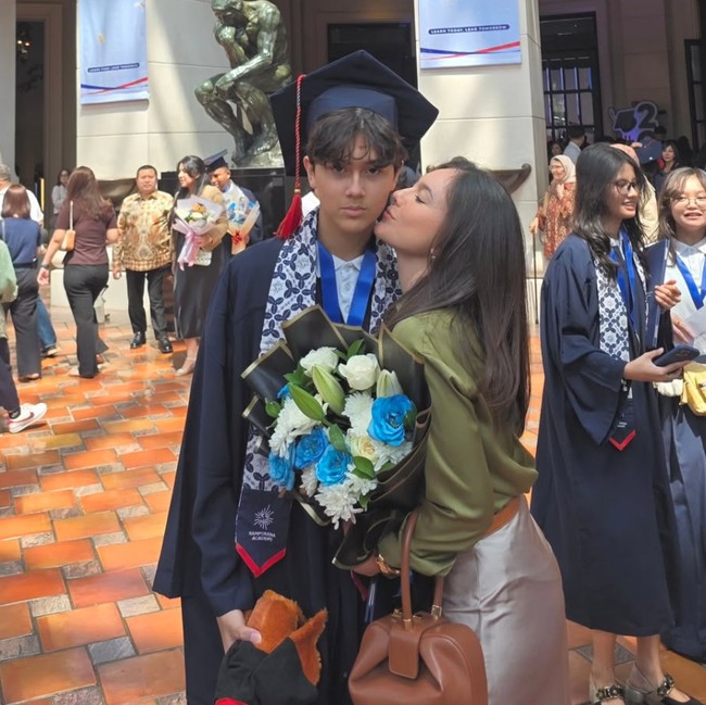 Gaya Simpel Wulan Guritno di Wisuda SMP Anak, Kompak Bareng Mantan Suami