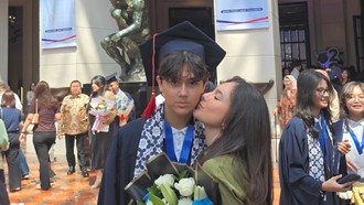 Gaya Simpel Wulan Guritno di Wisuda SMP Anak, Kompak Bareng Mantan Suami