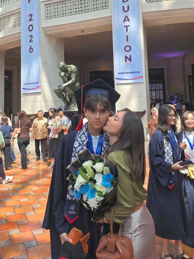Gaya Simpel Wulan Guritno di Wisuda SMP Anak, Kompak Bareng Mantan Suami