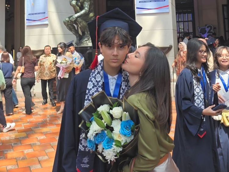 Gaya Simpel Wulan Guritno di Wisuda SMP Anak, Kompak Bareng Mantan Suami