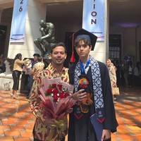 Mantan suami Wulan, Adilla Dimitri juga turut hadir di kelulusan SMP anaknya. Adilla tampil mengenakan kemeja batik lengan panjang dipadukan celana panjang hitam. Foto: Instagram/@wulanguritno