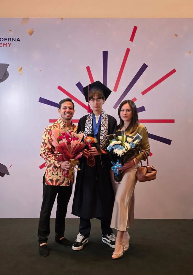 Meski sudah berpisah namun Wulan dan Adilla tetap kompak membesarkan anak mereka. Keduanya pun sama-sama membawakan buket bunga untuk putra tercinta. Foto: Instagram/@wulanguritno