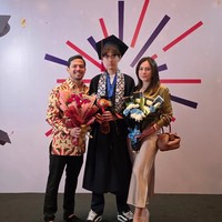 Meski sudah berpisah namun Wulan dan Adilla tetap kompak membesarkan anak mereka. Keduanya pun sama-sama membawakan buket bunga untuk putra tercinta. Foto: Instagram/@wulanguritno