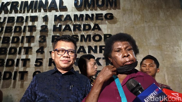 Yasinta Moiwend atau Mama Sinta, tokoh perempuan adat dan pejuang lingkungan asal Merauke, di Polda Metro, Jumat (29/5).